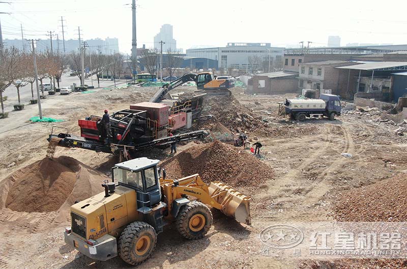 中小型建筑垃圾移動(dòng)破碎現(xiàn)場(chǎng)