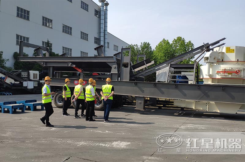 客戶來廠考察移動(dòng)破石機(jī)