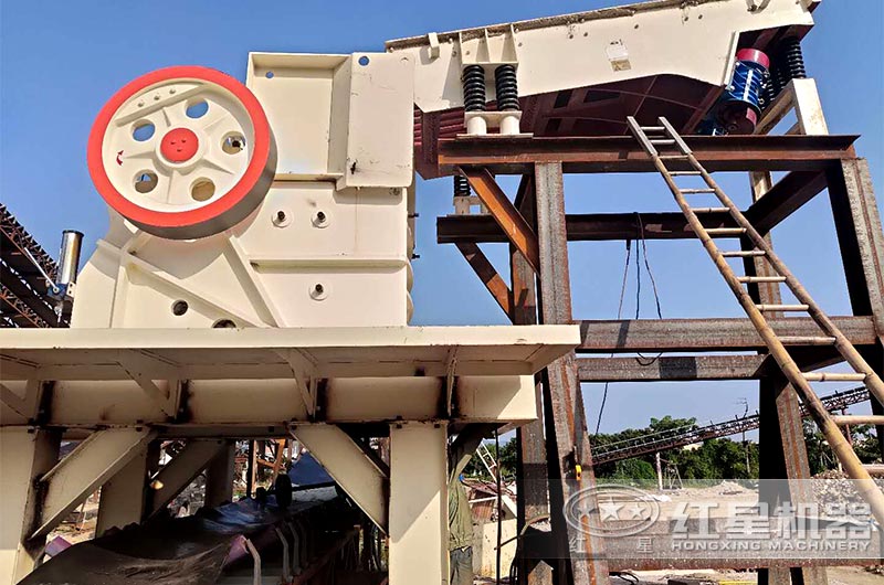 小型顎式破碎機采用鋼架結(jié)構隨拆隨走