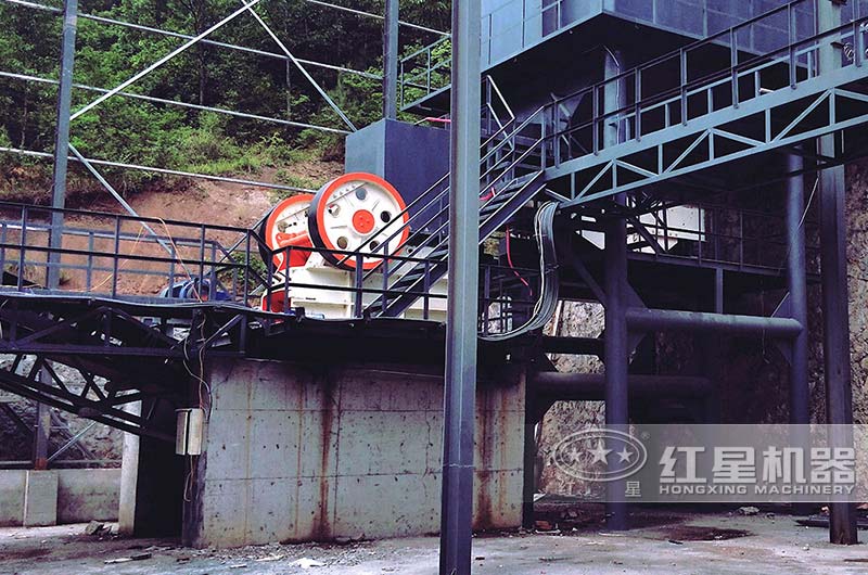 912顎式破碎機(jī)現(xiàn)場