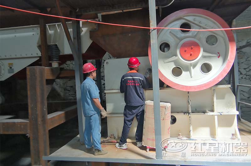 大型顎式破碎機(jī)現(xiàn)場(chǎng)維護(hù)