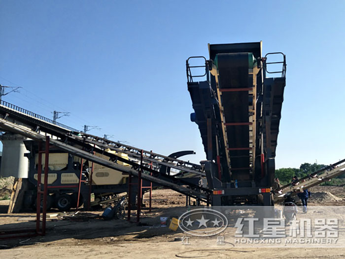 履帶式建筑垃圾移動破碎站現(xiàn)場安裝中