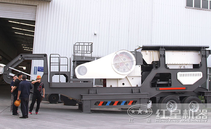 客戶到場參觀考察移動破碎機(jī)