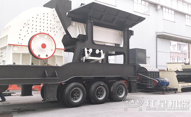 廠區(qū)擺放的剛完工的錘式移動(dòng)破碎機(jī)