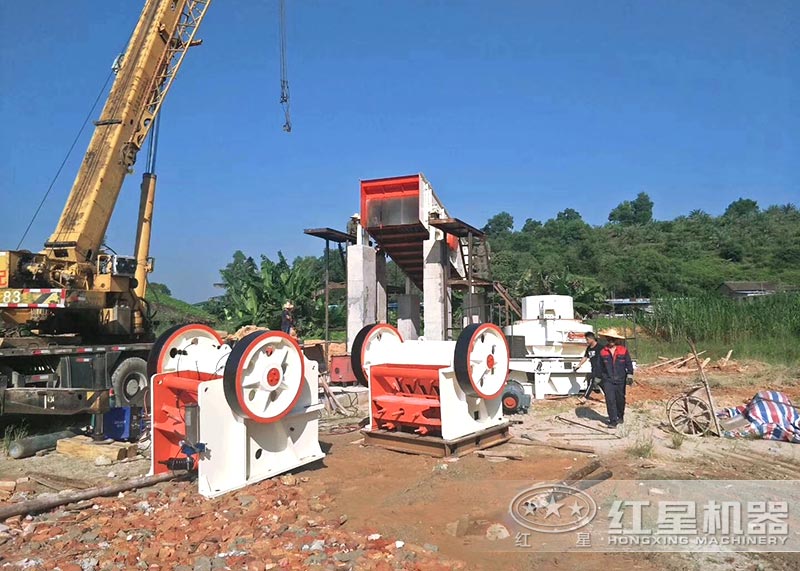 小型石頭粉碎機(jī)客戶安裝現(xiàn)場(chǎng)