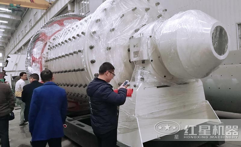 客戶來(lái)廠考察球磨機(jī)