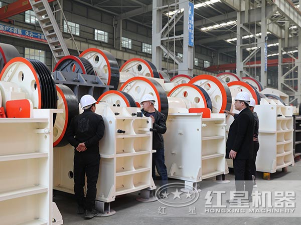 客戶來廠考察顎式破碎機(jī)中