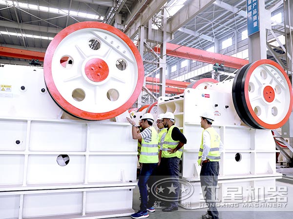 客戶前來參觀考察顎式破碎機(jī)設(shè)備