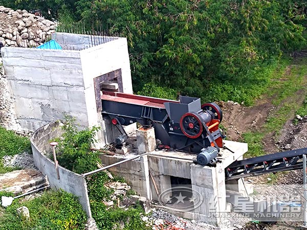 礦山機(jī)械顎式破石機(jī)現(xiàn)場圖