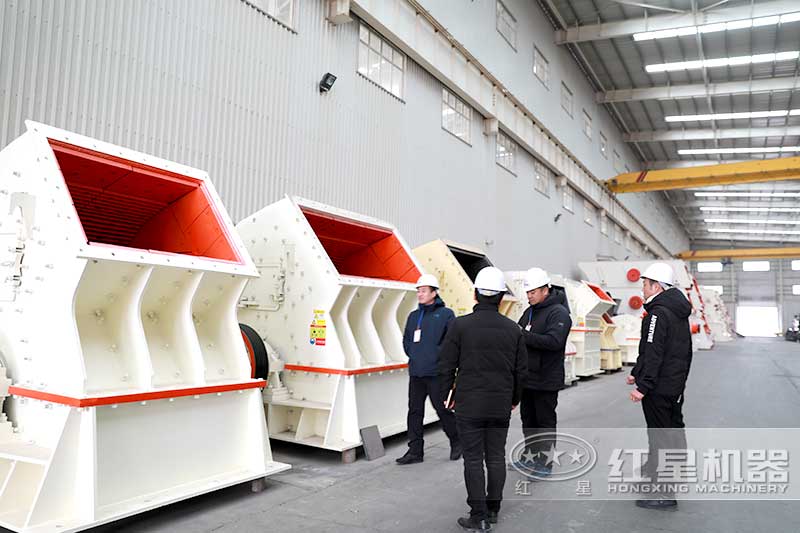 客戶來(lái)廠考察錘式破碎機(jī)