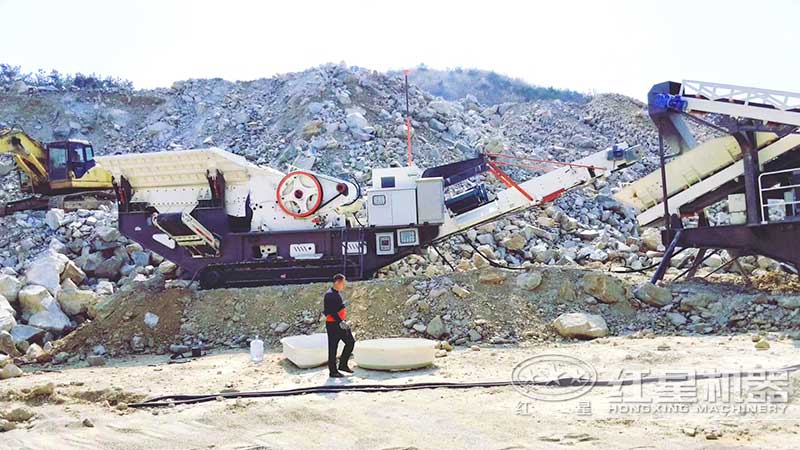 花崗巖履帶移動式破碎機(jī)現(xiàn)場