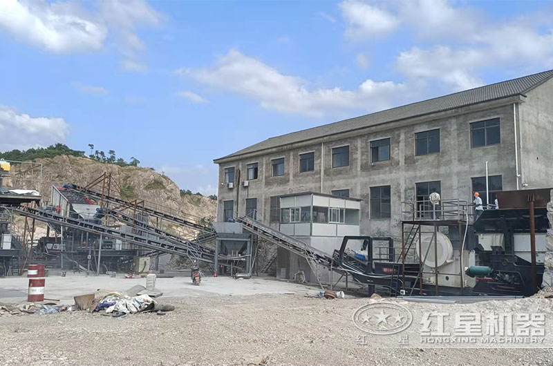 陜西移動式破碎機加工現(xiàn)場