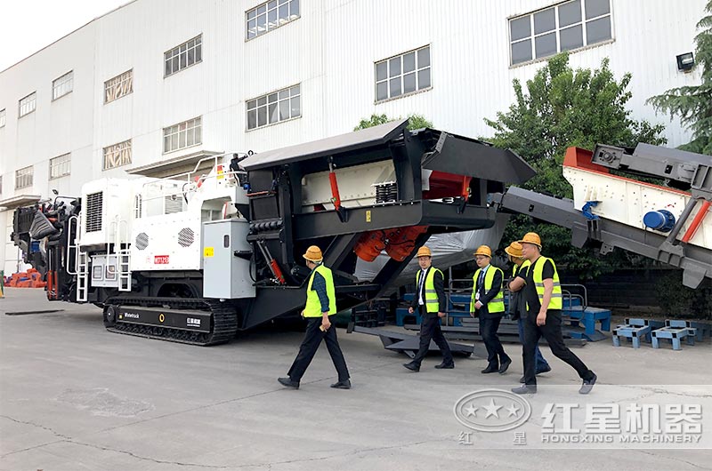 客戶來廠考察帶發(fā)電機(jī)移動式碎石機(jī)設(shè)備