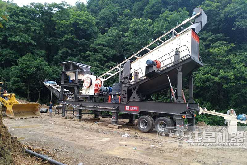 四合一小型移動碎石機現(xiàn)場