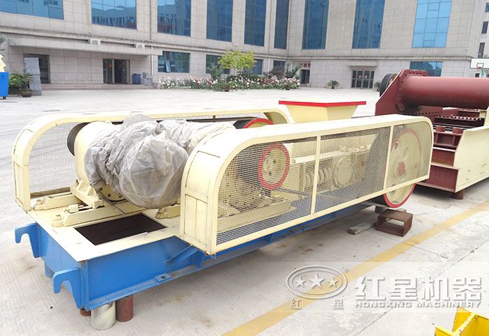 對輥式破碎機(jī)實(shí)拍