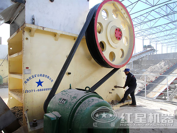 顎式石頭破碎機(jī)工作現(xiàn)場圖
