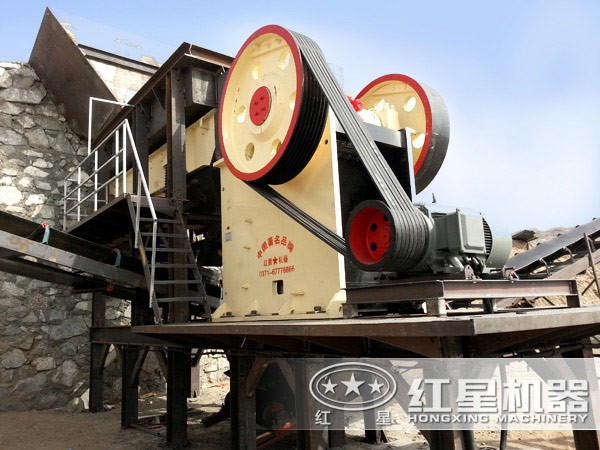 顎式石頭破碎機(jī)現(xiàn)場作業(yè)圖