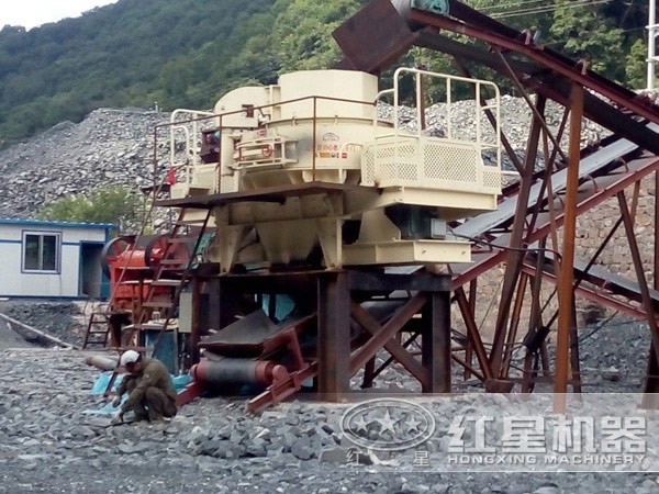 青石、煤矸石一小時300噸破碎設備現(xiàn)場作業(yè)圖