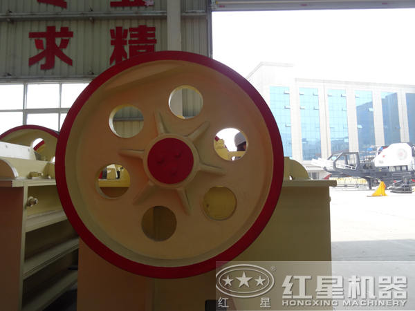 250*1000顎式破碎機(jī)飛輪特寫