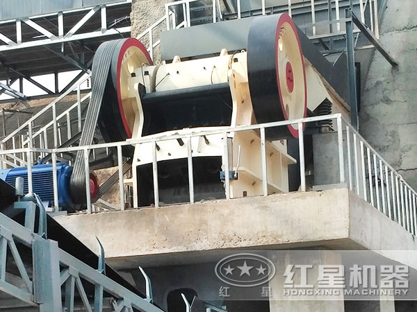 砂石生產(chǎn)線設(shè)備顎式破碎機(jī)