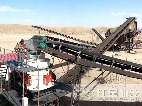 新型多缸液壓圓錐破碎機現(xiàn)場作業(yè)圖