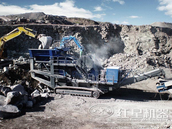 HX車載流動(dòng)碎石機(jī)_嗑石機(jī)現(xiàn)場(chǎng)作業(yè)圖