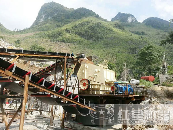 PF反擊式碎石機(jī)_嗑石機(jī)作業(yè)現(xiàn)場(chǎng)圖