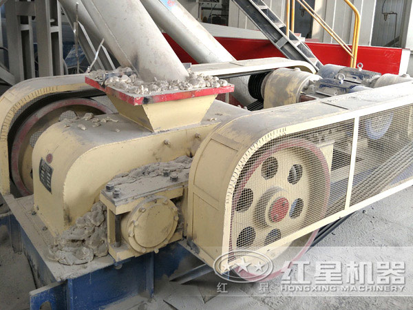 對輥式破碎機(jī)現(xiàn)場圖片