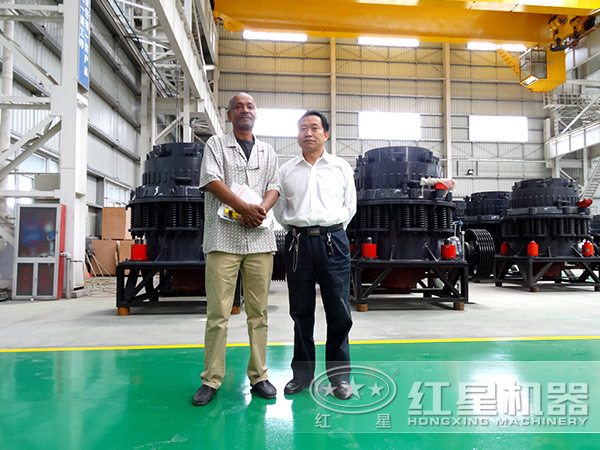 紅星機(jī)器圓錐破碎機(jī)車間