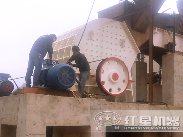 破碎機(jī)現(xiàn)場作業(yè)圖