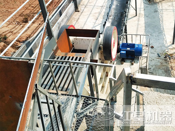 顎式破碎機(jī)現(xiàn)場作業(yè)圖