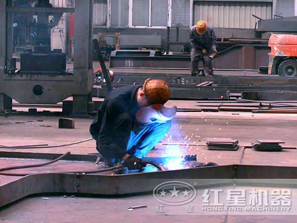 半掛式制砂機(jī)車間作業(yè)現(xiàn)場