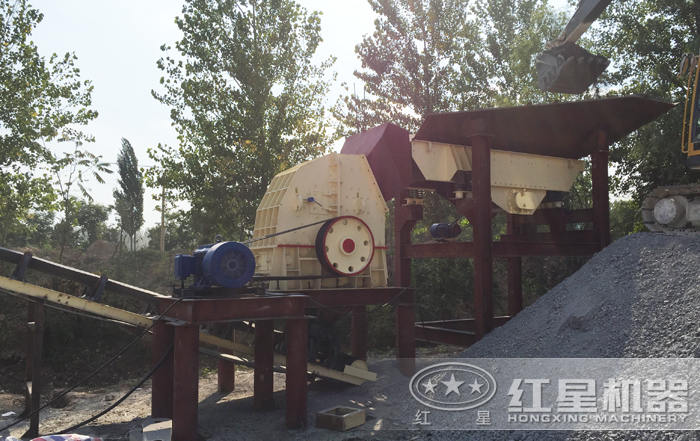 新型重錘式破碎機(jī)安裝現(xiàn)場