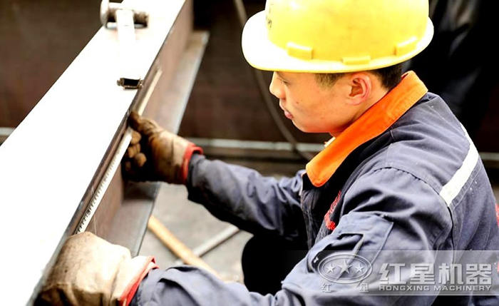 工作人員精準(zhǔn)測(cè)量圖