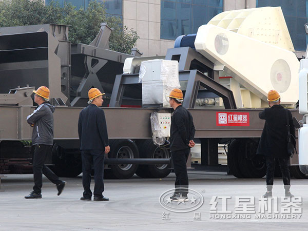 客戶廠區(qū)內(nèi)參觀可移動式基建垃圾破碎設(shè)備