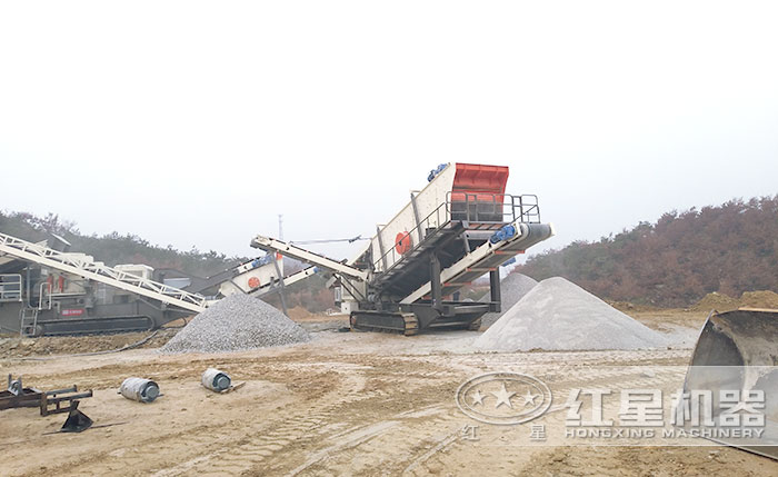 履帶裝置下移動粉碎機(jī)_移動式粉碎篩分車