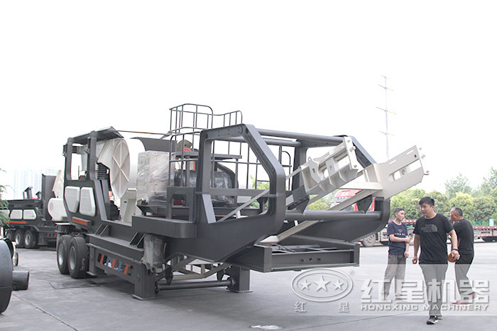 移動式粉碎機(jī)_移動式粉碎篩分車現(xiàn)貨供應(yīng)