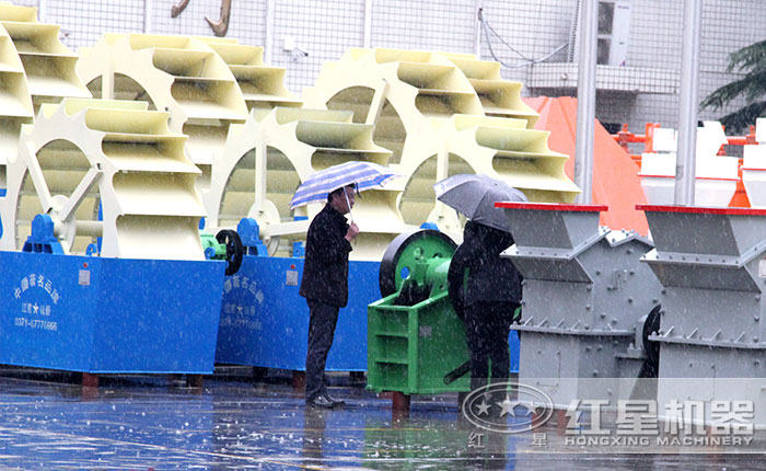 客戶冒雨參觀選購(gòu)大型洗砂機(jī)