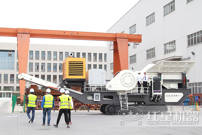 用戶到廠實地參觀履帶移動破碎機(jī)