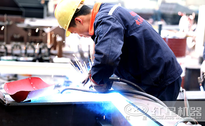紅星技術(shù)工人車間焊接作業(yè)中