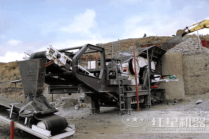 顎式破碎機(jī)搭載移動破碎機(jī)施工作業(yè)現(xiàn)場