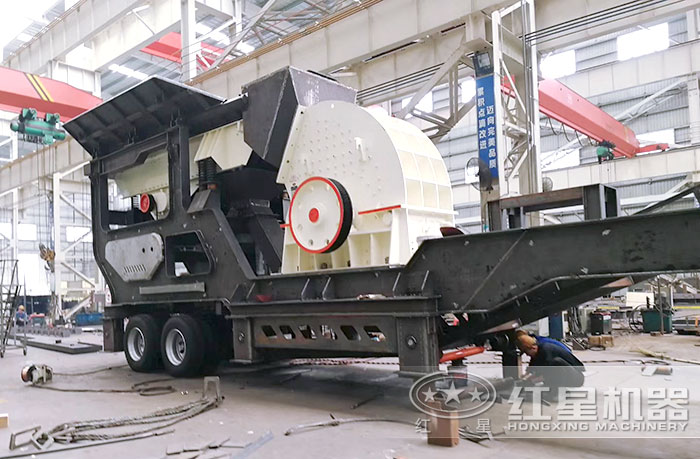 移動石頭破碎機車間工人安裝中