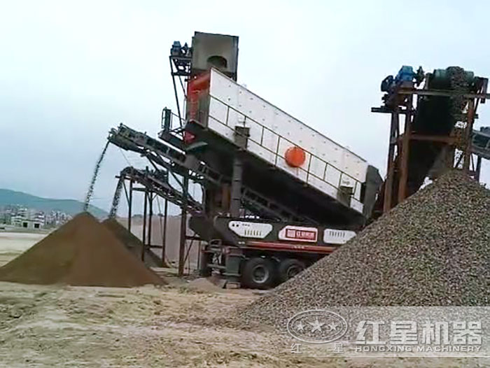 移動(dòng)破碎機(jī)單機(jī)作業(yè)現(xiàn)場