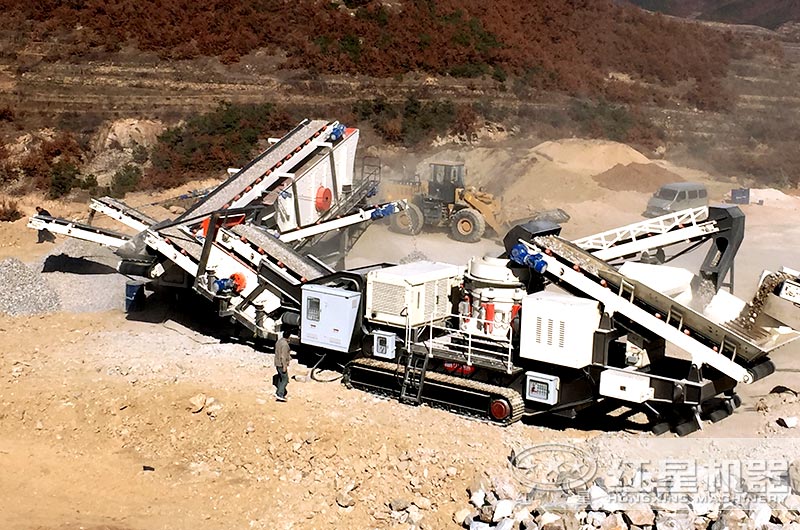 履帶式圓錐破碎機(jī)和履帶式篩分機(jī)聯(lián)合作業(yè)現(xiàn)場