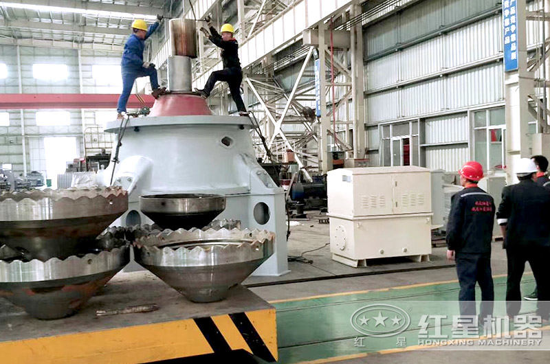 復(fù)合型圓錐破碎機(jī)工人作業(yè)車間