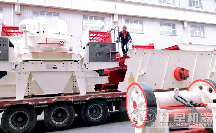 成套制砂生產(chǎn)設(shè)備正在裝車準(zhǔn)備發(fā)往客戶現(xiàn)場(chǎng)