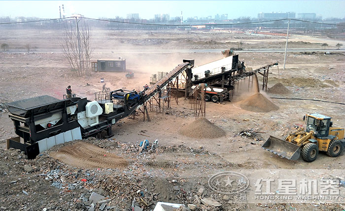 輪胎式建筑垃圾移動(dòng)破碎現(xiàn)場(chǎng)，可隨時(shí)轉(zhuǎn)場(chǎng)