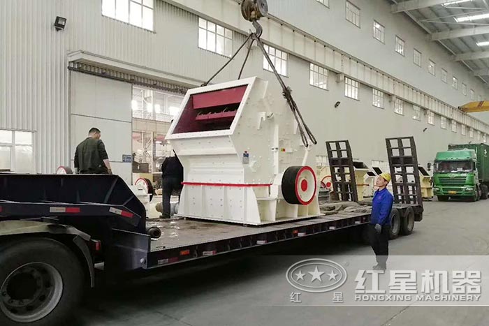 反擊破石機車間裝車發(fā)貨