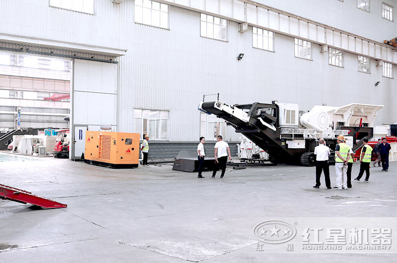 客戶參觀移動破碎機(jī)車間圖