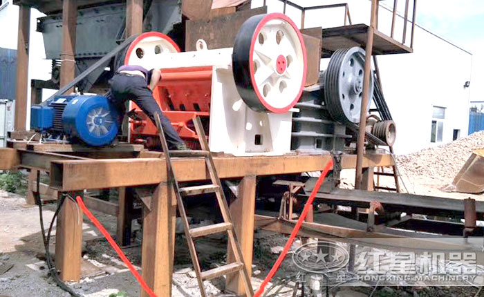 顎式破碎機(jī)現(xiàn)場